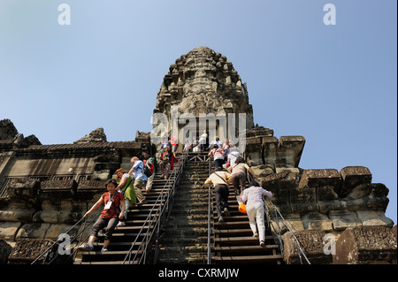 I turisti salendo una scalinata, Angkor Wat, Cambogia, sud-est asiatico Foto Stock