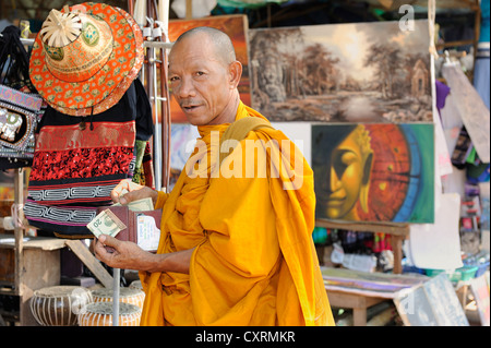 Monaco buddista acquisto di statue di santi da un negozio di souvenir con la motivazione di Angkor Wat, Cambogia, sud-est asiatico Foto Stock