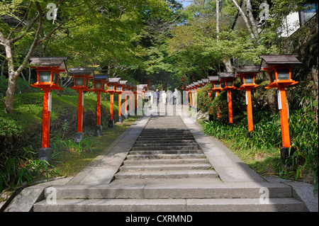 Scala con lampade votive al Kurama-dera o Tempio Kurama Kurama, nei pressi di Kyoto, Giappone, Asia orientale, Asia Foto Stock
