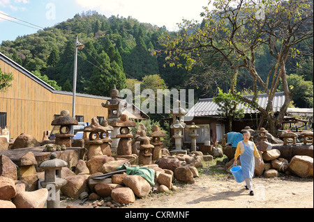 Molte lanterne di pietra a Stone Mason's Yard, tipico di Kurama, nei pressi di Kyoto, Giappone, Asia orientale, Asia Foto Stock