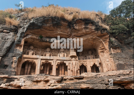 Statue monolitiche tagliato nella roccia, Jain Tirthankaras o Thirthankaras, Gwalior, Madhya Pradesh, India, Asia Foto Stock