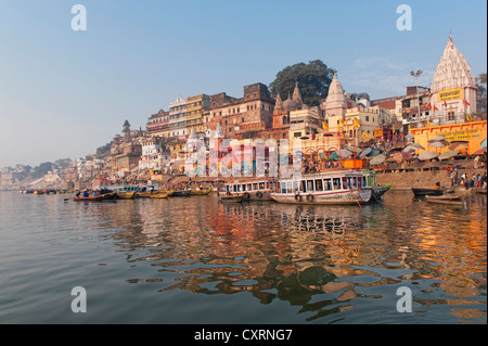 Barche, Ghats, santo scale che portano al Gange, vista città nelle prime ore del mattino, Varanasi, Benares o Kashi, Uttar Pradesh Foto Stock