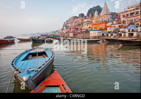 Barche, Ghats, santo scale che portano al Gange, vista città nelle prime ore del mattino, Varanasi, Benares o Kashi, Uttar Pradesh Foto Stock