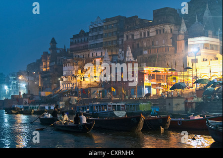 Il Ghats prima dell'alba, il Gange, Varanasi, Benares o Kashi, Uttar Pradesh, India, Asia Foto Stock