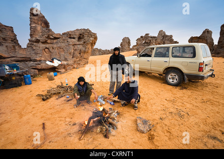 Il Tuareg uomini durante una violazione di tè nel deserto pietroso, Tassili Maridet, Libia, Africa Settentrionale, Africa Foto Stock