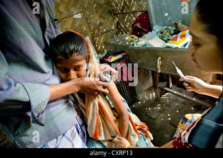 Ragazza di ottenere una vaccinazione, clinica istituito in una capanna di bambù dalla organizzazione di aiuti " Aerzte fuer die Dritte Welt", Tedesco per Foto Stock