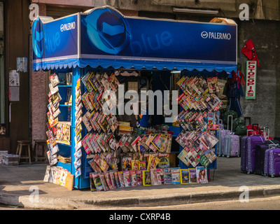 Un fornitissimo edicola su un angolo di strada in Asunción, Paraguay. Foto Stock