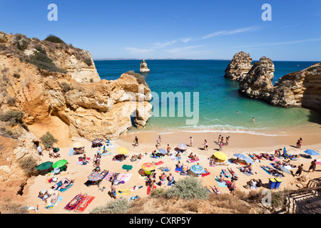 Camilo spiaggia vicino a Lagos, rocce costiere in Algarve, costa atlantica, Portogallo, Europa Foto Stock