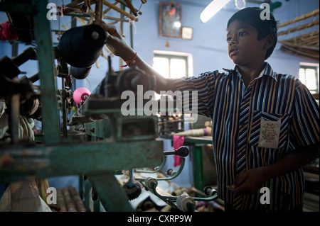 Bambino operaio, 11 anni, l'uso di macchinari in una zanzariera fabbrica, Karur, Tamil Nadu, India meridionale, India, Asia Foto Stock