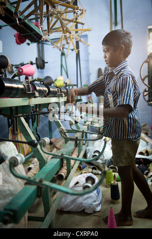 Bambino operaio, 11 anni, l'uso di macchinari in una zanzariera fabbrica, Karur, Tamil Nadu, India meridionale, India, Asia Foto Stock