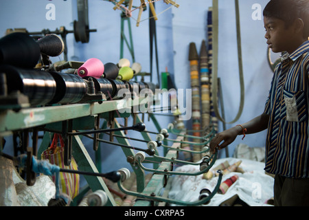 Bambino operaio, 11 anni, l'uso di macchinari in una zanzariera fabbrica, Karur, Tamil Nadu, India meridionale, India, Asia Foto Stock