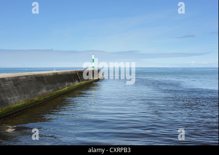 Aberystwyth il molo di cemento & faro Foto Stock