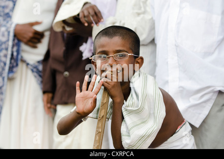 Ragazzo vestito come il Mahatma Gandhi, durante una manifestazione di protesta contro il lavoro minorile, Karur, Tamil Nadu, India meridionale, India, Asia Foto Stock