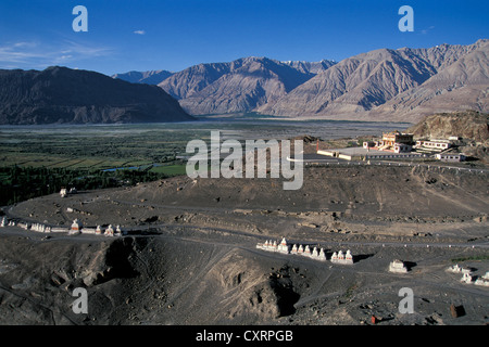 Chorten a Deskit o Diskit Monastero, gompa, Hunder, Valle di Nubra, Ladakh, Jammu e Kashmir Himalaya indiano, India del Nord Foto Stock