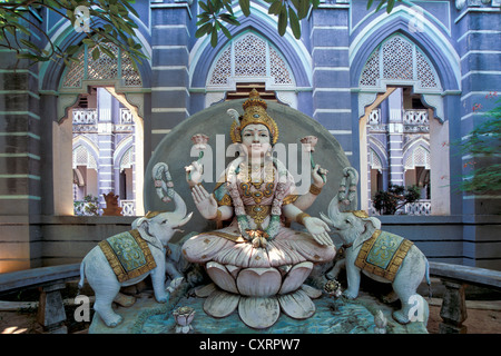 Laxmi o Lakshmi, dea Indù in piedi per la felicità, bellezza, armonia e prosperità, fiancheggiata da due elefanti, nella parte anteriore di un Foto Stock
