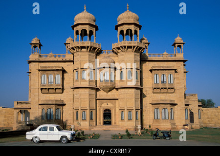 Ambasciatore del bianco auto parcheggiata di fronte Jawahar Niwas, la guest house del Maharaja di Jaisalmer, Jaisalmer, deserto di Thar Foto Stock