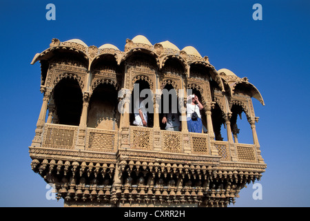 I turisti in un vecchio Haveli mansion, Salim Singh Ki Haveli, Jaisalmer, Rajasthan, India, Asia Foto Stock