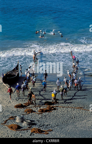 Tirando i pescatori nelle loro reti, spiaggia, Kovalam, Kerala, India del Sud, India, Asia Foto Stock