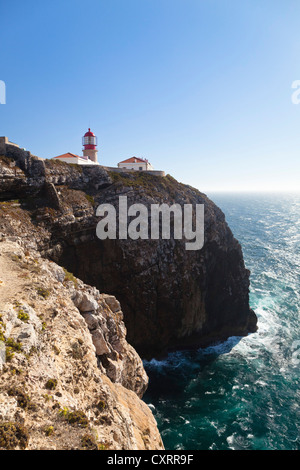 Faro e scogliere, Cabo de Sao Vicente, Algarve, Portogallo, Europa Foto Stock