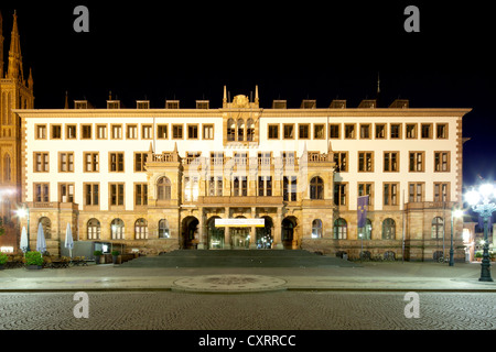 Nuovo municipio, vista dalla piazza del castello, di notte, Wiesbaden, Hesse, Germania, Europa PublicGround Foto Stock