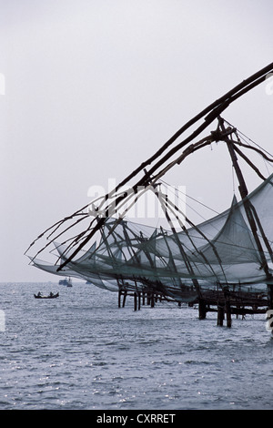 Cinese di reti da pesca a stretto vicino a Fort Kochi o Cochin, Kerala, India del Sud, India, Asia Foto Stock