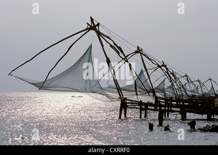 Cinese di reti da pesca a stretto vicino a Fort Kochi o Cochin, Kerala, India del Sud, India, Asia Foto Stock