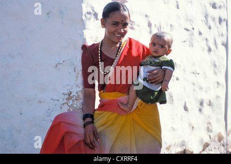 Donna che mantiene un bambino, Badami, Karnataka, India meridionale, India, Asia Foto Stock