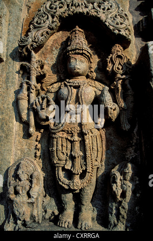 Statua di una divinità, rilievo sulla parete esterna, Tempio Chennakesava, stile Hoysala, Belur, Karnataka, India meridionale, India Foto Stock