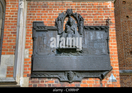 Lapide che ricorda il Santo Padre Giovanni Paolo II presso la Basilica di St Mary, Kosciot Mariacki, del XIII secolo, a Rynek Glowny Foto Stock