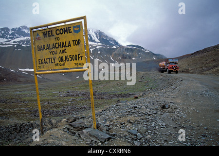 Strada segno, carrello raggiunge il punto più alto del pass, Baralacha La o Baralacha Pass, Ladakh Himalaya indiano Foto Stock