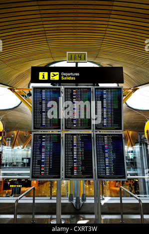 Per le schede con gli orari di partenza presso l'aeroporto di Barajas, Madrid, Spagna, Europa Foto Stock