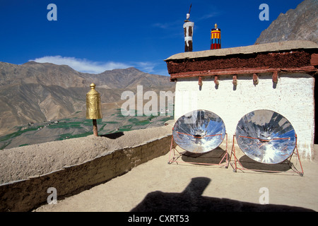 L'acqua è riscaldata con energia solare, Lingshed Monastero, Zanskar, Ladakh, Jammu e Kashmir India del Nord, India, Himalaya indiano Foto Stock