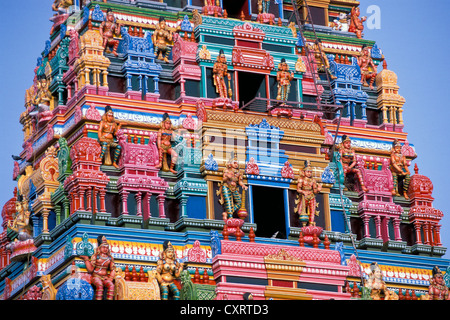 Colorato tempio indù tower o Gopura, con figure di divinità, vicino Karaikudi, Chettinad, Tamil Nadu, India meridionale, India, Asia Foto Stock