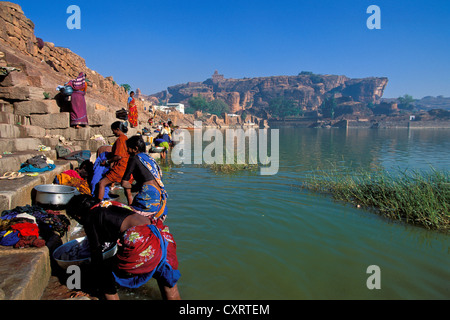 Lavandaie, Agastya Lago, Badami, Deccan Plateau, Karnataka, India del Sud, India, Asia Foto Stock