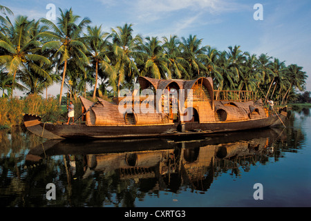 Houseboat Kettuvallam, backwaters canal sistema, vicino Lago Vembanad, Kerala, Costa di Malabar, Sud India, India, Asia Foto Stock