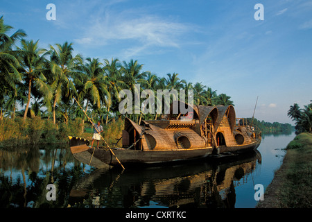 Houseboat Kettuvallam, backwaters canal sistema, nei pressi del Lago Vembanad, Kerala, Costa di Malabar, Sud India, India, Asia Foto Stock