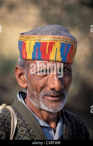 Uomo che indossa un tradizionale copricapo, ritratto, Himachali, Shimla, Himachal Pradesh, India, Asia Foto Stock