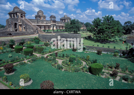 A jahats Mahal, rovine di Mandu durante il monsone, Madhya Pradesh, India del Nord, India, Asia Foto Stock