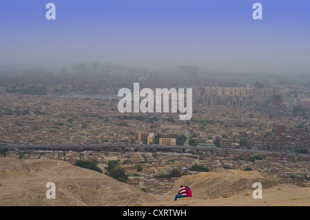 Paio di posti a sedere su Mokkatem montagna con il Cairo in background Foto Stock