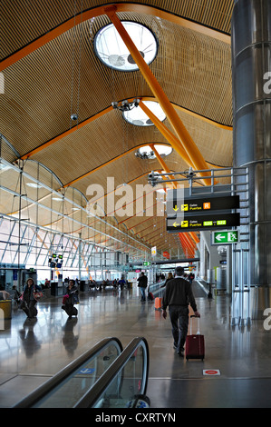 Aeroporto di Madrid, il terminale con i marciapiedi mobili e lucernari, Spagna, Europa Foto Stock