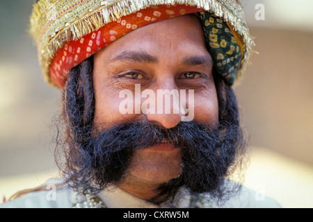 Rajasthani sorridente con la barba, Jaipur, Rajasthan, India, Asia Foto Stock