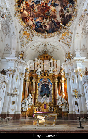 Affreschi sul soffitto e altare, Marienmuenster-Mariae-Assunta la chiesa, Diessen sul lago Ammer, Bavaria Foto Stock