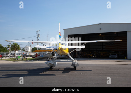 Cessna U206g ala fissa motore unico idrovolante davanti hangar Aeroporto Internazionale Key West Florida Keys usa Foto Stock