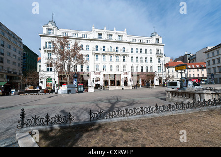 Café Gerbeaud su Voeroesmarty square, una delle più antiche case di caffè in Europa, Budapest, Ungheria, Europa Foto Stock