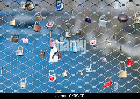 Lucchetti sul ponte come un segno di amore, Hauptbruecke bridge, Graz, Stiria, Austria, Europa Foto Stock