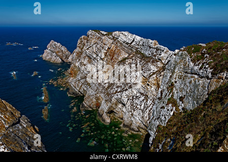 Vista aerea della scogliera di Cabo Peñas con uno dei suoi isolotti al consiglio Gozón del Principato delle Asturie, Spagna, Europa. Foto Stock