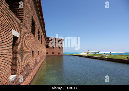 Fort Jefferson pareti in mattoni con fossato parco nazionale di Dry Tortugas Florida keys usa Foto Stock