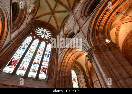 Vista interna, una grande finestra con un mosaico di vetro, la finestra della chiesa, e il soffitto di San Magnus Cathedral, Orkney Islands, Kirkwall Foto Stock