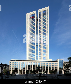 Ufficio Opernturm tower, Opernplatz square, Frankfurt am Main, Hesse, Germania, Europa PublicGround Foto Stock