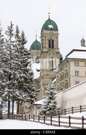 Benedettina Abbazia di Einsiedeln nella neve, Einsiedeln, Svizzera, Europa Foto Stock